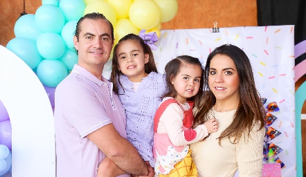  Christian Almazán y Fernanda Castillo con sus hijas Pía y Macarena.