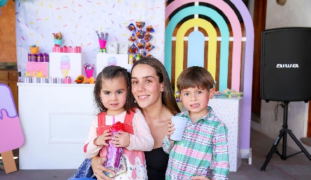  Ximena Castillo con Macarena Almazán y Sebastián Guerra.