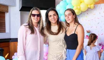 Isa López, Fernanda Castillo y Ximena Castillo.