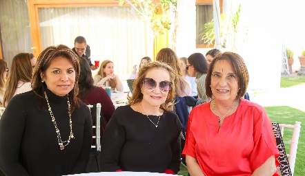 Rosy de García, Maricarmen López y Maru Torres.
