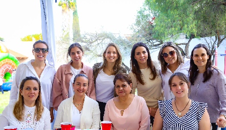  Fernanda Castillo con sus amigas.