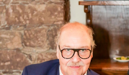  Escritor Javier Coello Trejo.