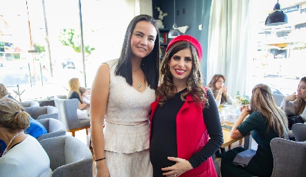  Mariana Meade con su cuñada Iza Garza.