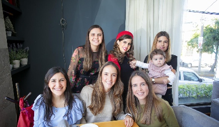  Marisol Cabrera, Iza Garza, Lucía Cabrera, Joaquina, Sofía Hastings, María Cueli y Montse Anaya.