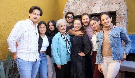  Bárbara de la Garza con sus nietos.