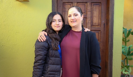  Ana Mier con su mama Liliana Meade de la Garza.