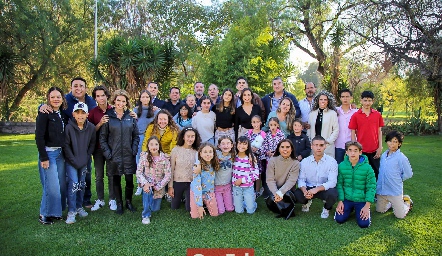 Los Good Boys con sus familias.