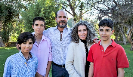  Miguel, Mauricio, Javier, Martha y Patricio Meza.