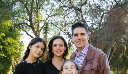  Paula Algara, María Eugenia Gómez, Emilia y Pablo Algara.
