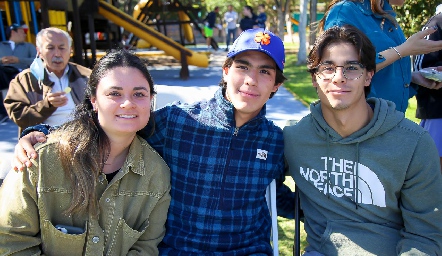  Milly Mercado, Santiago y Jorge Siller.