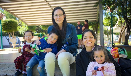  María Paula, José Miguel Gámez, Fabiola Ponce, Beatriz Castillo y Roberta Enriquez.