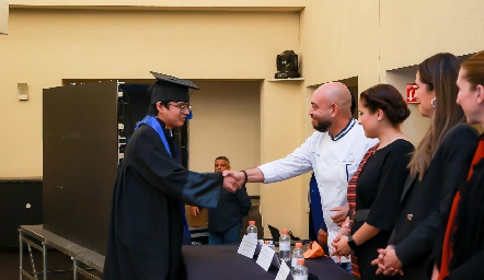 Recibiendo su título.
