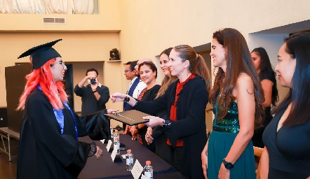  Recibiendo su título.