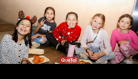  Luciana Arredondo, Mariana, Alexa Esparza, Miranda Garza y Carolina Navarro.
