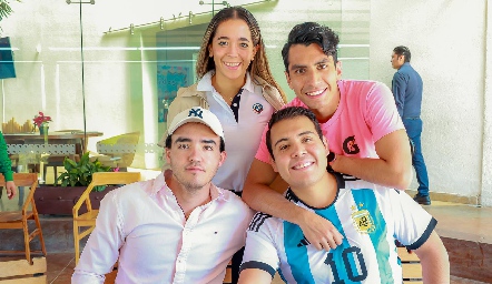  Elizabeth Fernández, Axel Tello, Sebastián Castillo y Andrés Rodriguez.