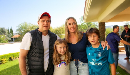  Javier y Valeria Vallejo, Maru Muñiz y Luis Manuel Vallejo.
