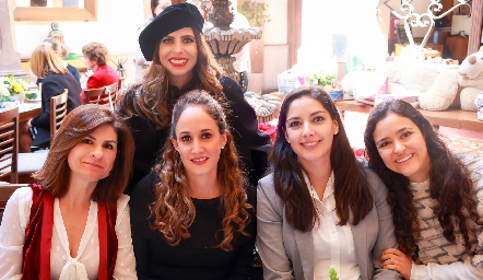  Lucía Escobedo, Iza Garza, Gaby Ponce, Alejandra Rojas y Sofía Cabrera.