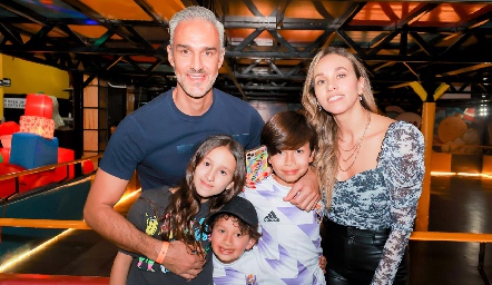  Oscar Estrada y Marcela Rubio con sus hijos, Silvana, Oscar y Marcelo.