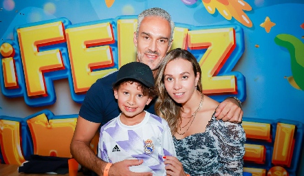  Oscar Estrada, Marcela Rubio con su hijo Oscar.