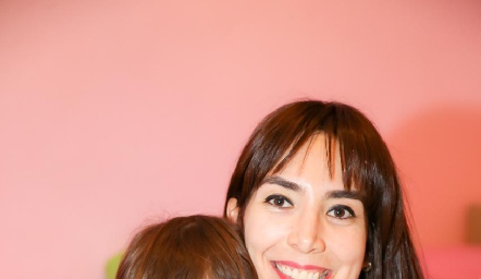  Beatriz Báez con su hija.