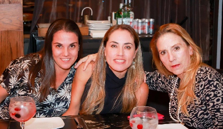  Belén Leboreiro, Nardine Chevaile y Gabriela Mercado.