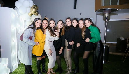 Fer González, Isabel Rosillo, Jackie de la Garza, Fer Cosío, Valentina Díaz, Ale Salinas, Marijo Valle y Daniela Díaz.