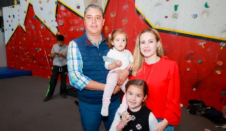  David Cortés y Michelle Baeza con sus hijas María José y Valeria.