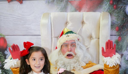  Mariana y Camila y Santa Claus.