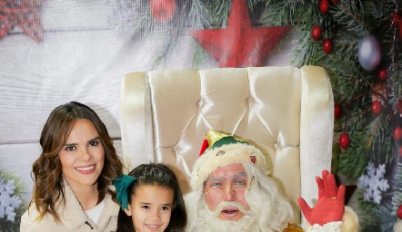  Ale con su mamá Ale Díaz de León y Santa Claus.