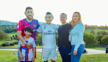 Mauricio Huerta, Lionel Messi, Cristiano Ronaldo, Rubén Huerta y Maribel Villagrán.
