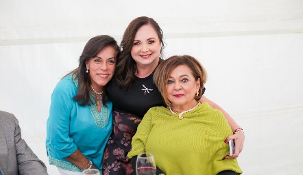 Adriana Cortina, Isabel Camargo y Mireya Fernández.