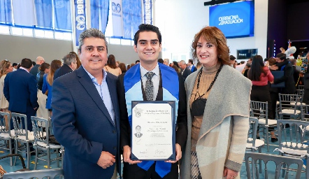  Alejandro Navarro Lorca con sus papás Alejandro Navarro y Anamary Lorca.