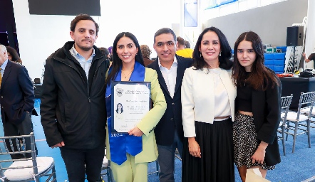 Alma Daniela Hernández Méndez con su familia.