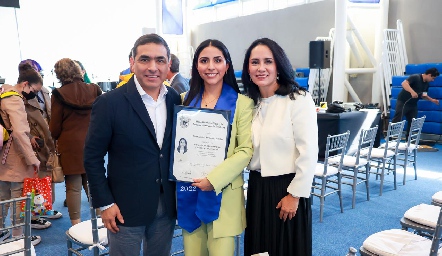  Alma Daniela con sus papás Javier Hernández y Alma Méndez.
