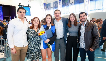  José Luis González, Margaret Lozano, Margaret González, José Luis González y Cinthia González con Andrés Espinosa.