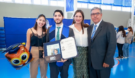 José Armando Martínez con su familia.