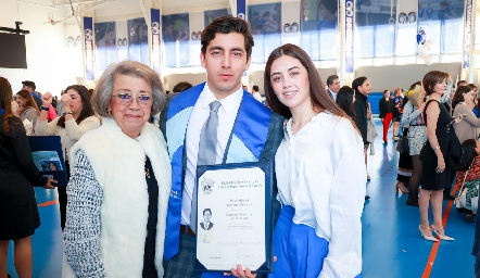 Víctor Barrales con su familia.