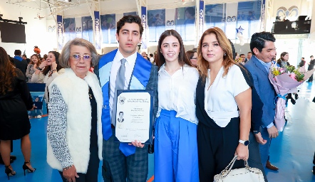  Víctor Barrales con su familia.