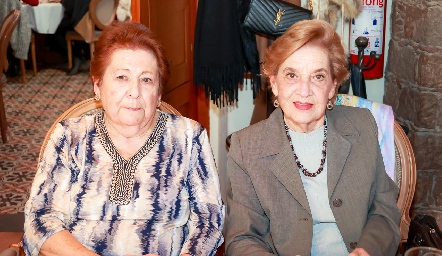  Adriana Guevara y Cristina de Garfias.