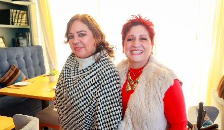  Silvia Esparza y Adela Martínez.
