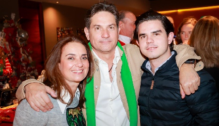  Rocío Alcalde y Gustavo Medina con su hijo Gustavo.