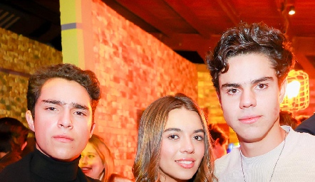  J. J. Leos, María Anguiano y Fran Leos.