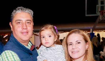  David Cortes y Michelle Baeza con sus hijas María José y Valeria.
