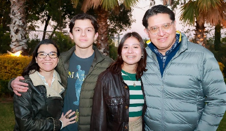  Susana Foyo, Carlos Jiménez y sus hijos, Miranda y Mateo Jiménez.