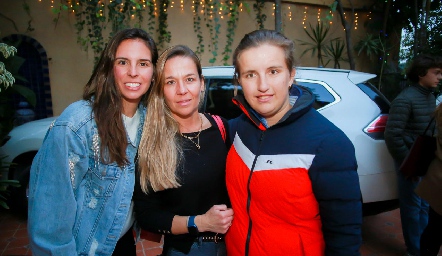  Daniela de la Fuente, Marcela y Sofía Torres.