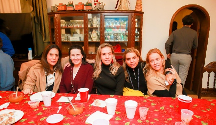  María José Torres, Lula López, Mónica, Maribel y Mariana Torres.