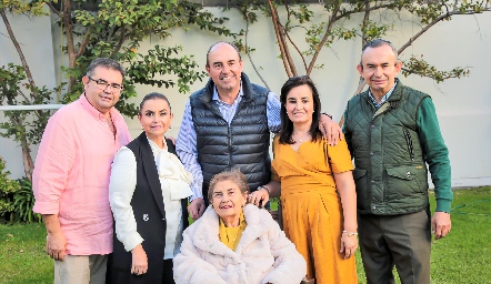 Chata Espinosa con sus hijos Juan Carlos, Morena, Fernando, Leticia y Alejandro Pérez.