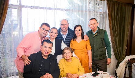  Juan Carlos, Morena, Fernando, Leticia, Alejandro y Rubén Pérez con Chata Espinosa.