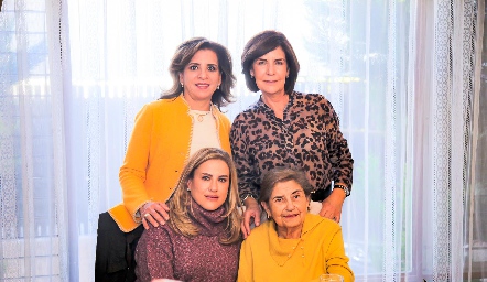  Chata Espinosa con sus nueras, Ana Emelia Tobías, Coco Mendizábal y Elizabeth Ramírez.