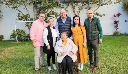  Chata Espinosa con sus hijos Juan Carlos, Morena, Fernando, Leticia y Alejandro Pérez.